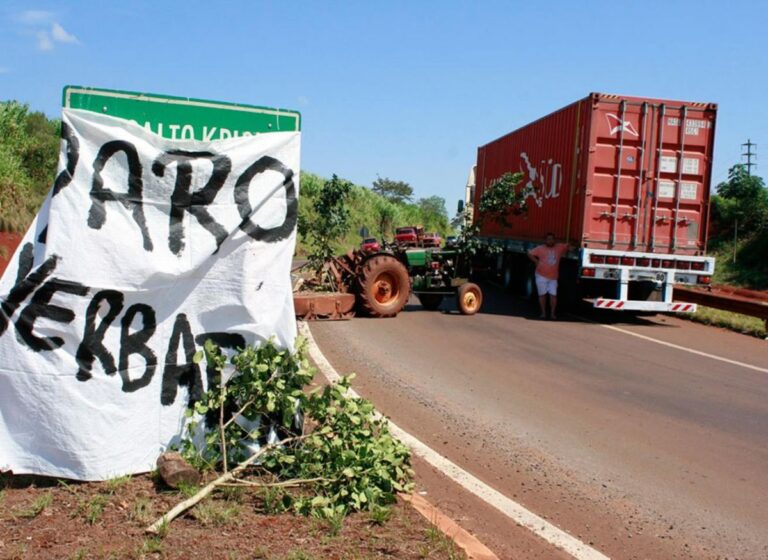 Conflicto en la ruta 14: productores bloquean el paso de camiones cargados de yerba mate