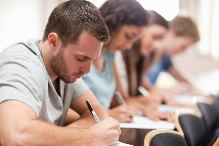 Qué significa soñar que se desaprueba un examen o se llega tarde al colegio