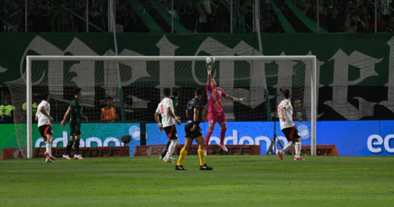 Video: las tremendas salvadas de Armani y Paulo Díaz para evitar el gol de San Martín SJ