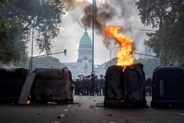 Liberaron a 94 personas, pero quedaron imputadas tras la represión en la marcha por los jubilados