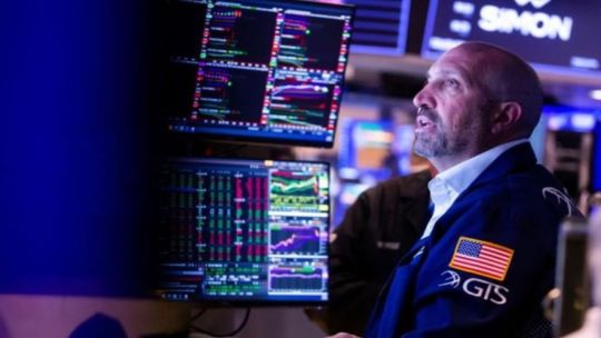 Acciones y bonos argentinos volvieron a caer en medio de las tensiones marcadas por Wall Street