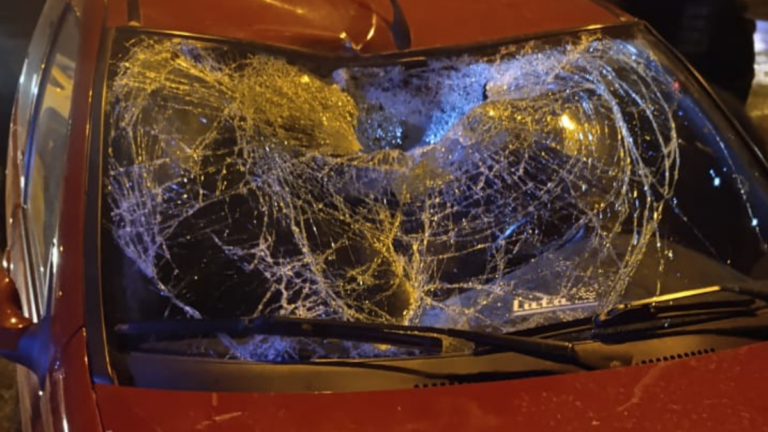 Un hombre está grave al ser atropellado por un auto en colectora de Circunvalación