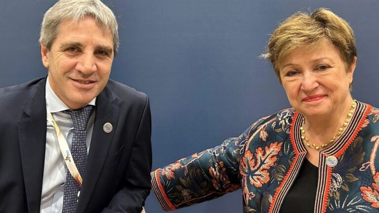 El ministro Caputo viaja a Washington para reunirse con los dueños de la pelota