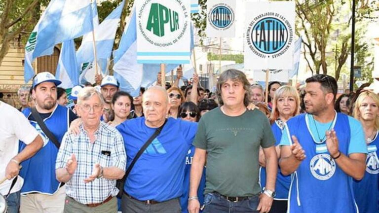 No docentes de la UNR catalogaron de «paupérrimo» el aumento salarial y se declararon en estado de alerta