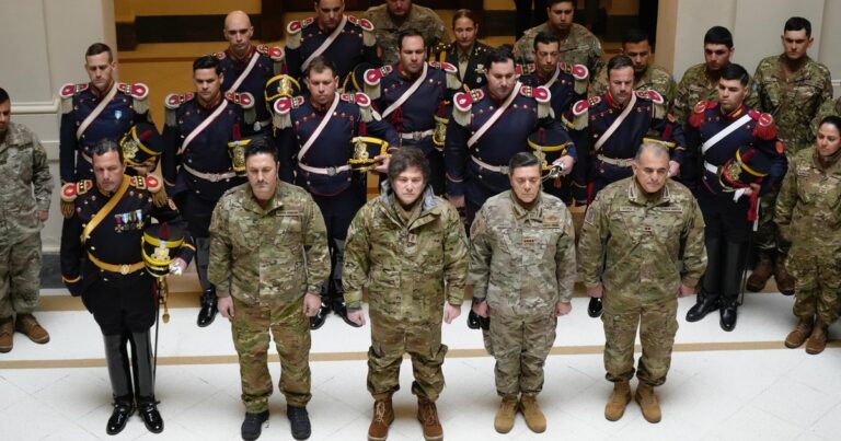 Vestido de militar, Javier Milei se mostró con un ministro que será candidato a diputado