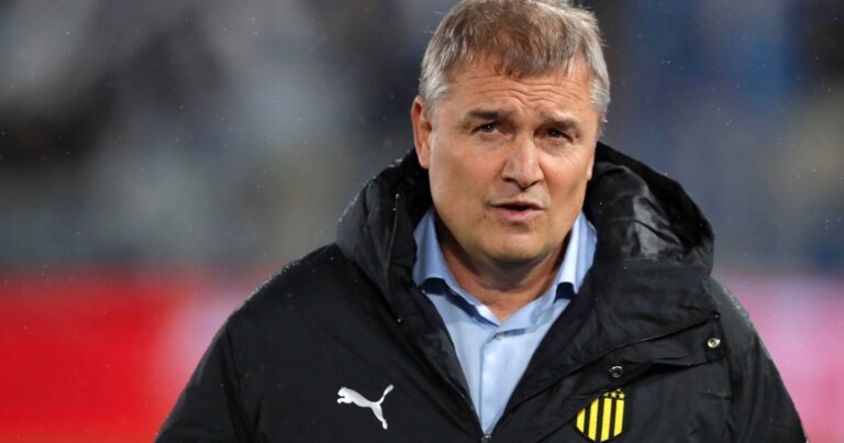 Peñarol, en llamas por el penal a Racing en la Libertadores y el DT Diego Aguirre se cruzó con un periodista: «Vos sos hincha»