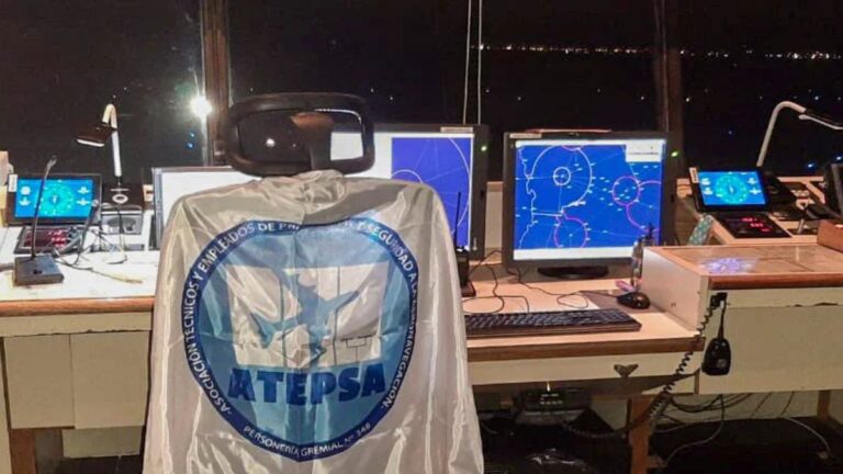 Comienza el paro de los controladores aéreos y habrá demoras en todo el país