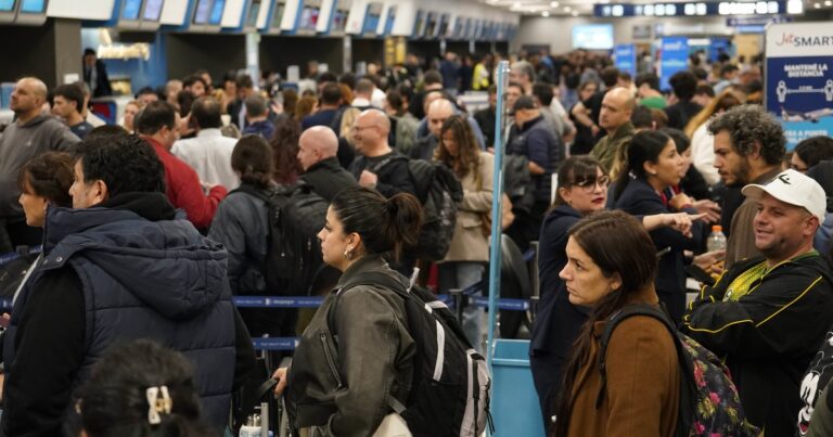Paro de controladores aéreos: Aerolíneas Argentinas denunció que el gremio impidió la salida de vuelos que tenían autorización