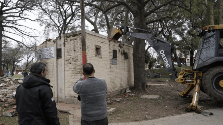 Derriban una casa donde funcionó una vecinal y terminó siendo «foco de delitos»