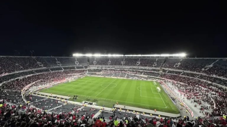 De la cancha al escenario: el inesperado giro en la vida de una promesa de River