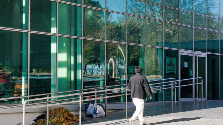 Una mujer ingresó con quemaduras al Heca y denunció que un hombre le arrojó ácido