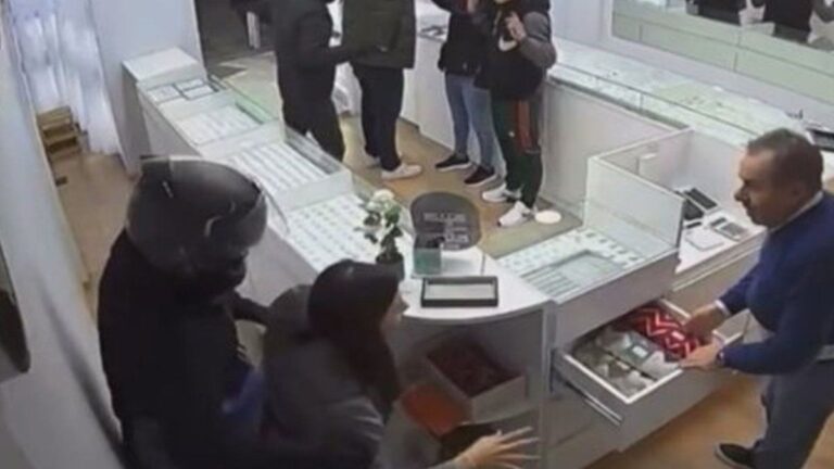 Video: delincuentes armados desvalijaron una joyería de Monte Grande en un minuto