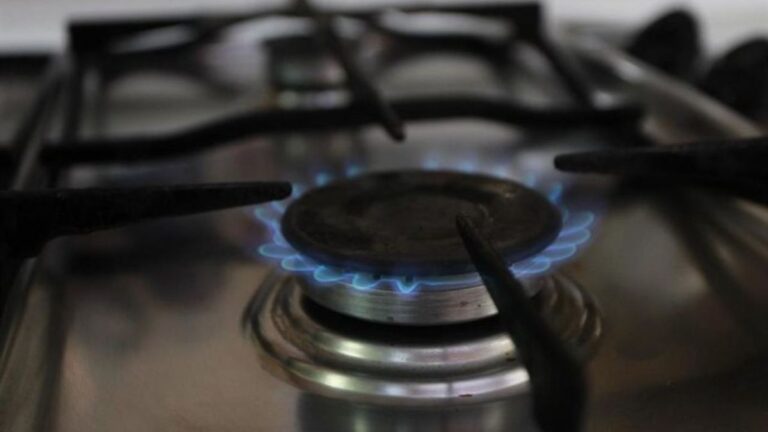 La crisis le pega a los servicios: cayó 11,5% la demanda de gas, agua y electricidad en Santa Fe