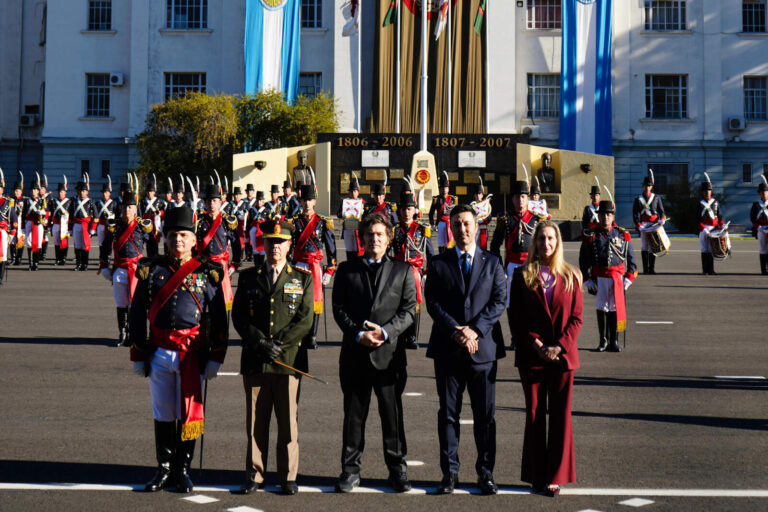 Javier Milei fue recibido con honores y condecorado en el ‘Regimiento de Infantería 1’