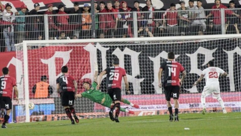 Lo que le faltaba a Newell’s: perdió con gol de Tapia, tras un polémico penal a favor de Barracas