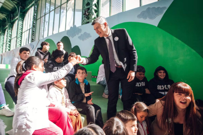 Passerini inauguró una casa de ternura mientras Córdoba paga su fiesta burocrática