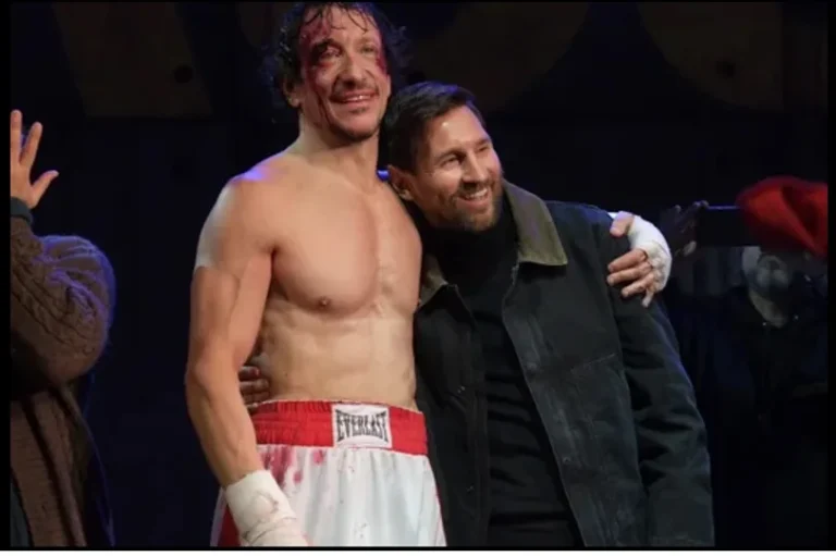 Lionel Messi revolucionó la calle Corrientes: fue a ver Rocky, la obra que protagoniza su gran amigo Nico Vázquez
