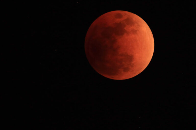 Cuándo ver la Luna de Sangre: guía para ver el eclipse lunar total 2025