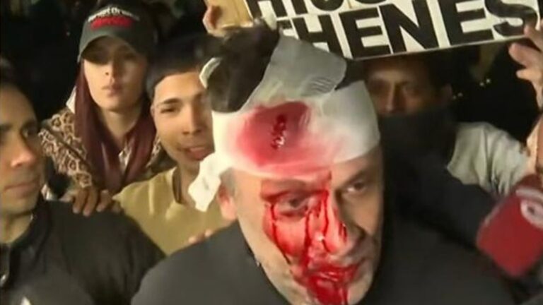 Incidentes en el acto de Javier Milei en Moreno: le revolearon un botellazo a un periodista