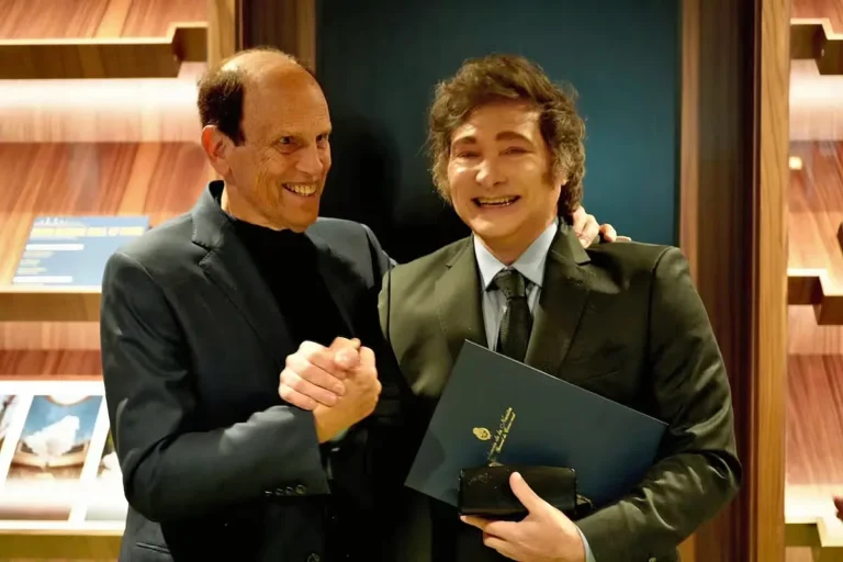 La seducción de los estafadores: Milei se reunirá en Los Ángeles con el rey de los bonos basura