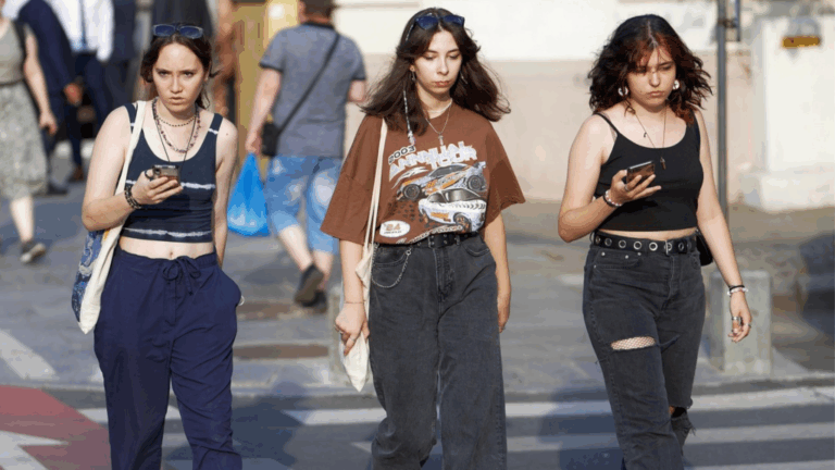 Se despiden los jeans anchos: la nueva tendencia que llega desde Europa para la primavera 2025