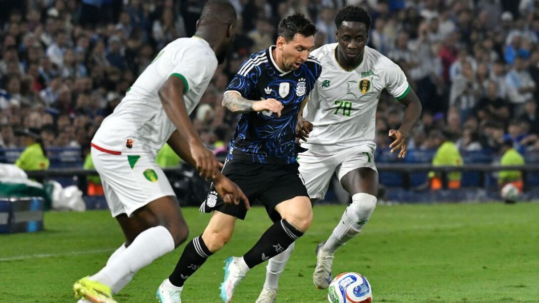 Jugadores de la selección argentina y de Mauritania durante el partido amistoso en el estadio La Bombonera.
