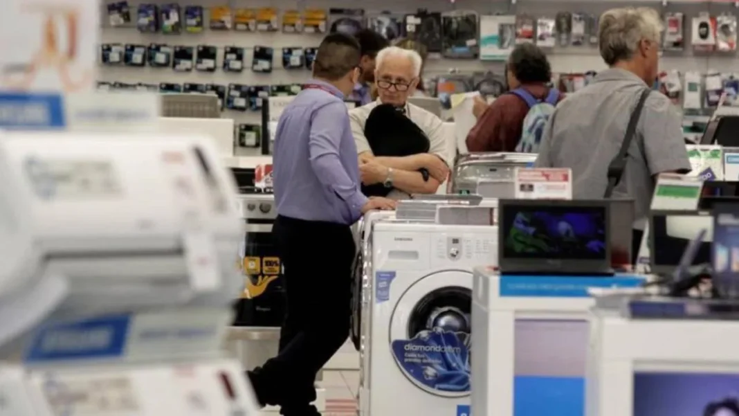 Logo del Banco de la Nación Argentina junto a un gráfico de consumo y tarjetas de crédito.