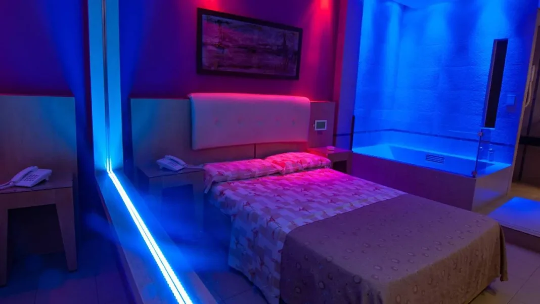 Ilustración de una calle urbana con un edificio de hotel al fondo, representando el caso de la joven en Pergamino.