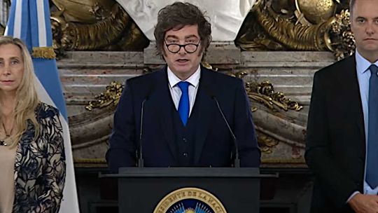 Ilustración de una balanza de la justicia sobre documentos legales.