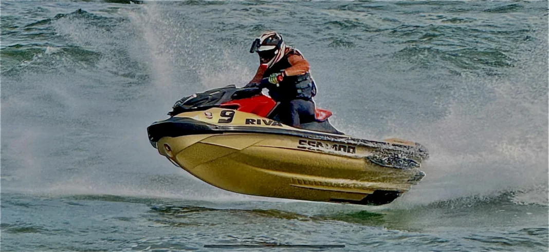 Leo Morelli, piloto de motonáutica, compitiendo en el campeonato IHRA-Monster Energy.