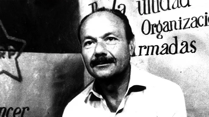 Portada del libro Operación Sallustro de Pablo Sirvén, sobre un fondo que evoca documentos históricos.