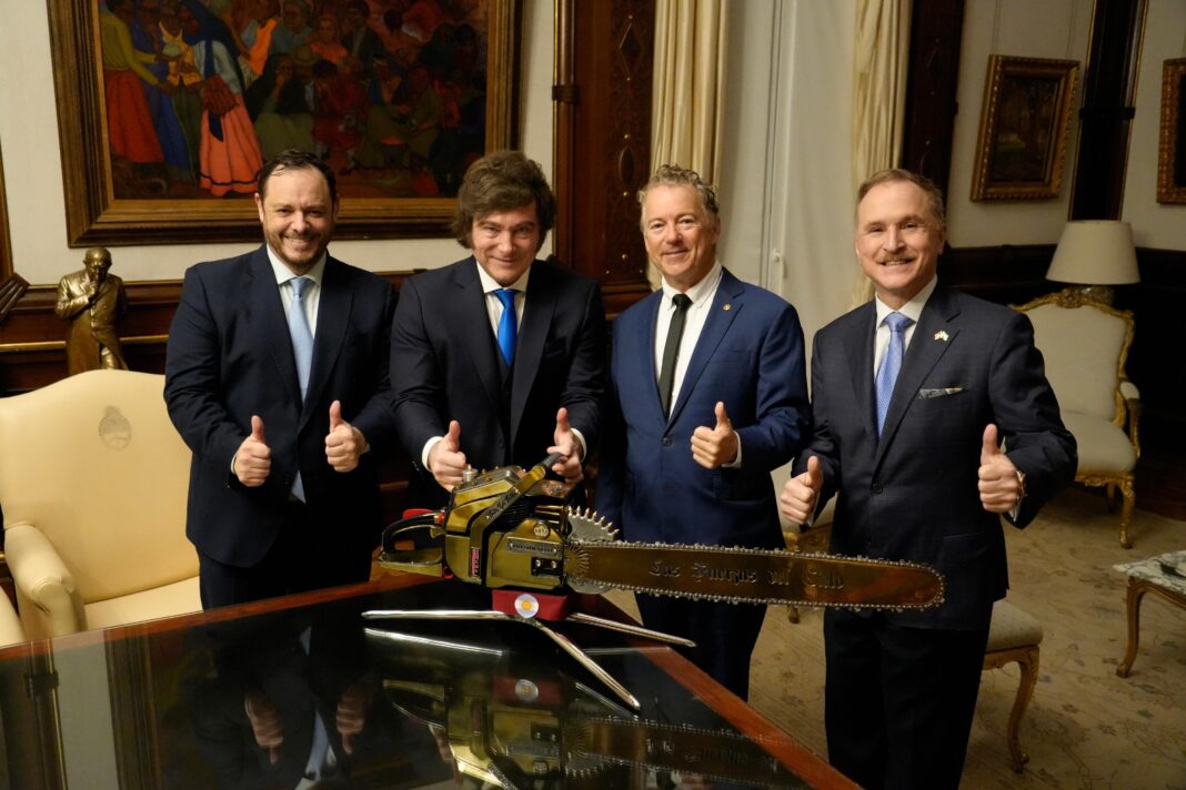 Presidente Javier Milei en reunión con el embajador de Estados Unidos, Peter Lamelas.