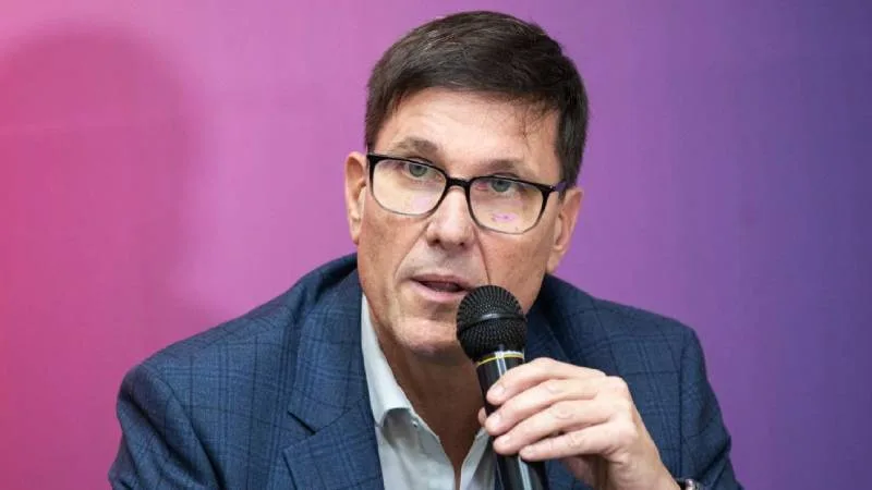 Ministro de Educación José Goity durante conferencia de prensa en Santa Fe