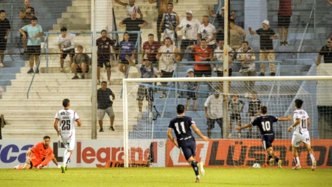 Jugadores de Newell's Old Boys y Acassuso durante el partido de Copa Argentina en el estadio de Atlético Rafaela.