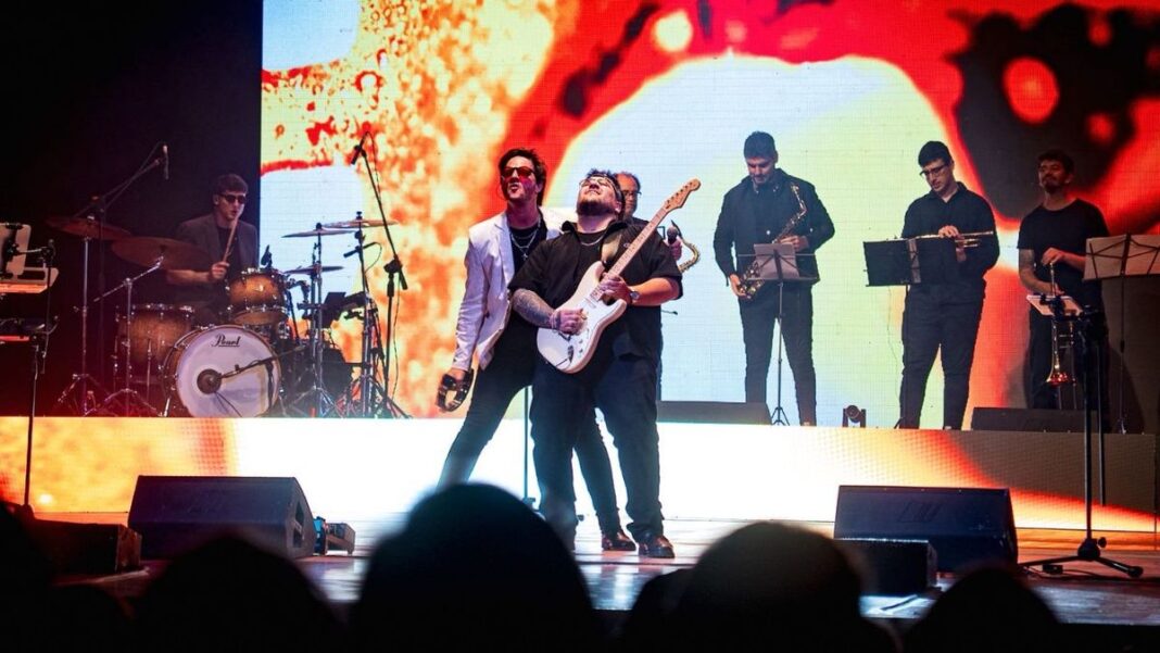 Bandas en escena del show Plan Divino durante una presentación en vivo.