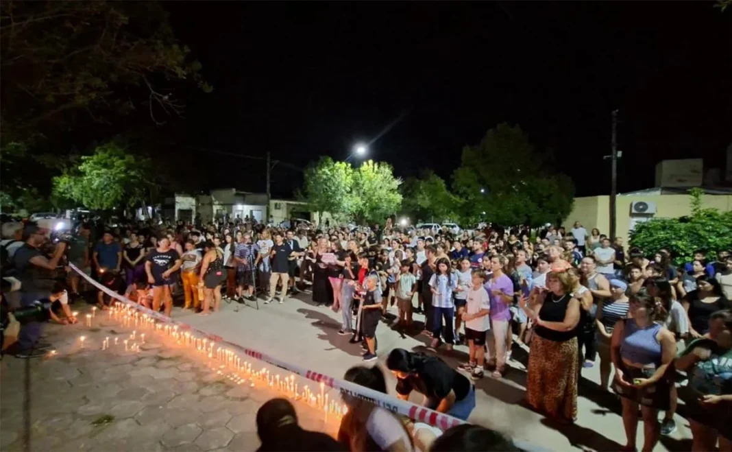Personas participando en una marcha silenciosa con velas en la plaza de San Cristóbal, Santa Fe.