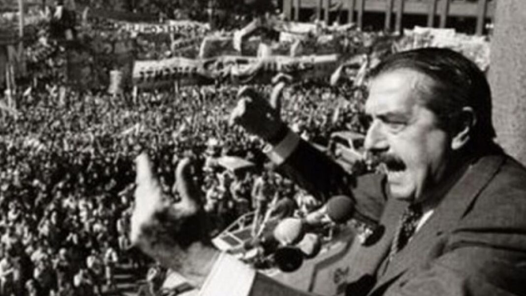 Silueta de personas junto a un símbolo de la memoria, sobre un fondo que evoca la bandera argentina.