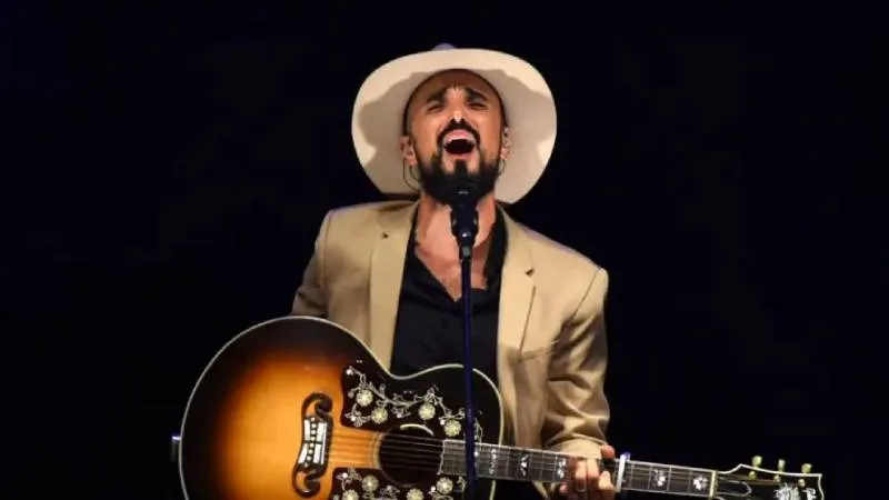 Abel Pintos durante una presentación en vivo de su gira 