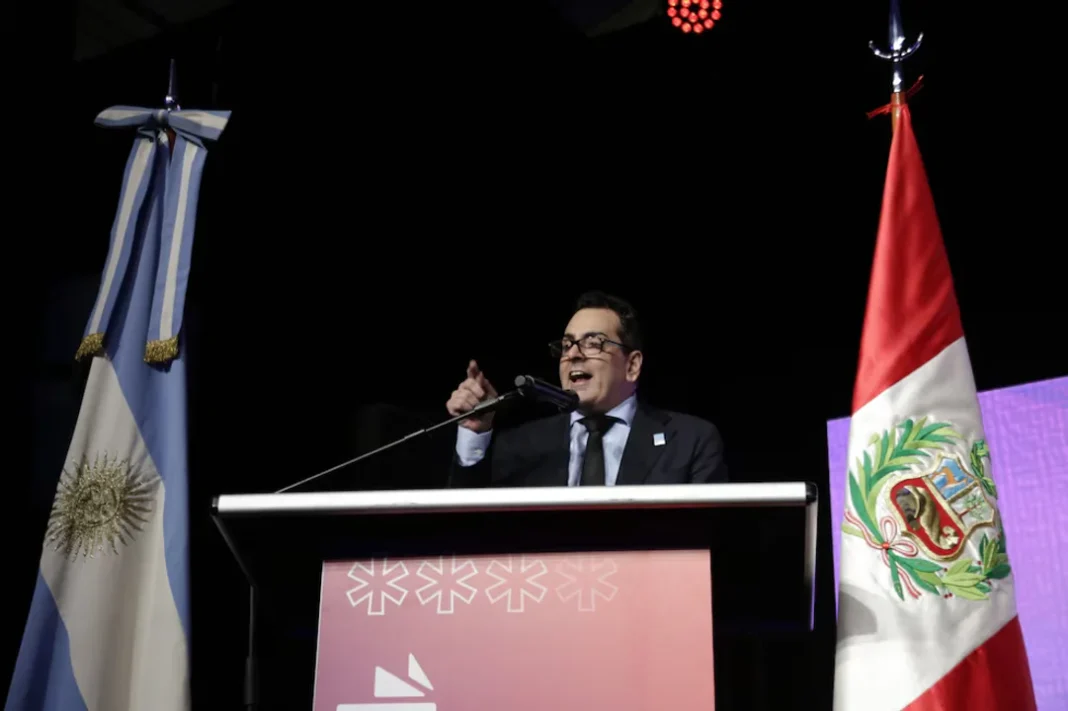 Público abuchea a Leonardo Cifelli en la Feria del Libro de Buenos Aires
