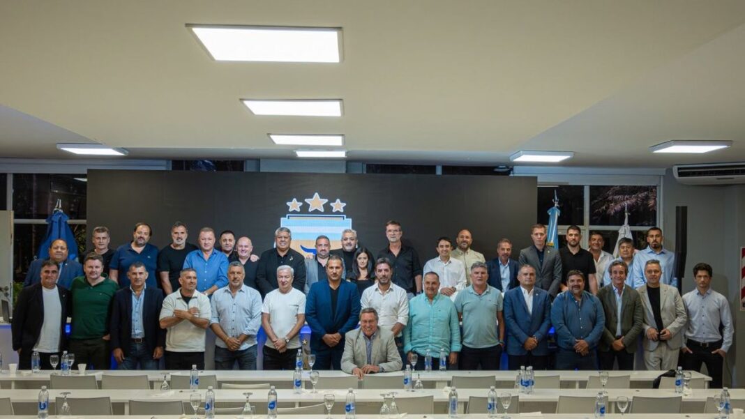 Símbolo de la AFA y pelota de fútbol sobre un calendario que marca el 3 de mayo.