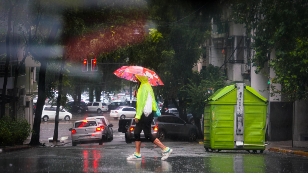 Mapa del alerta amarillo del SMN sobre la provincia de Santa Fe, con énfasis en la región de Rosario y el sur provincial.
