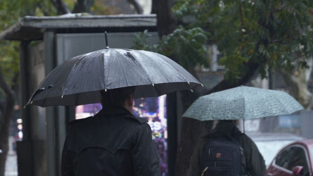 Mapa del pronóstico del tiempo mostrando la zona de alerta amarillo por tormentas en la provincia de Santa Fe.