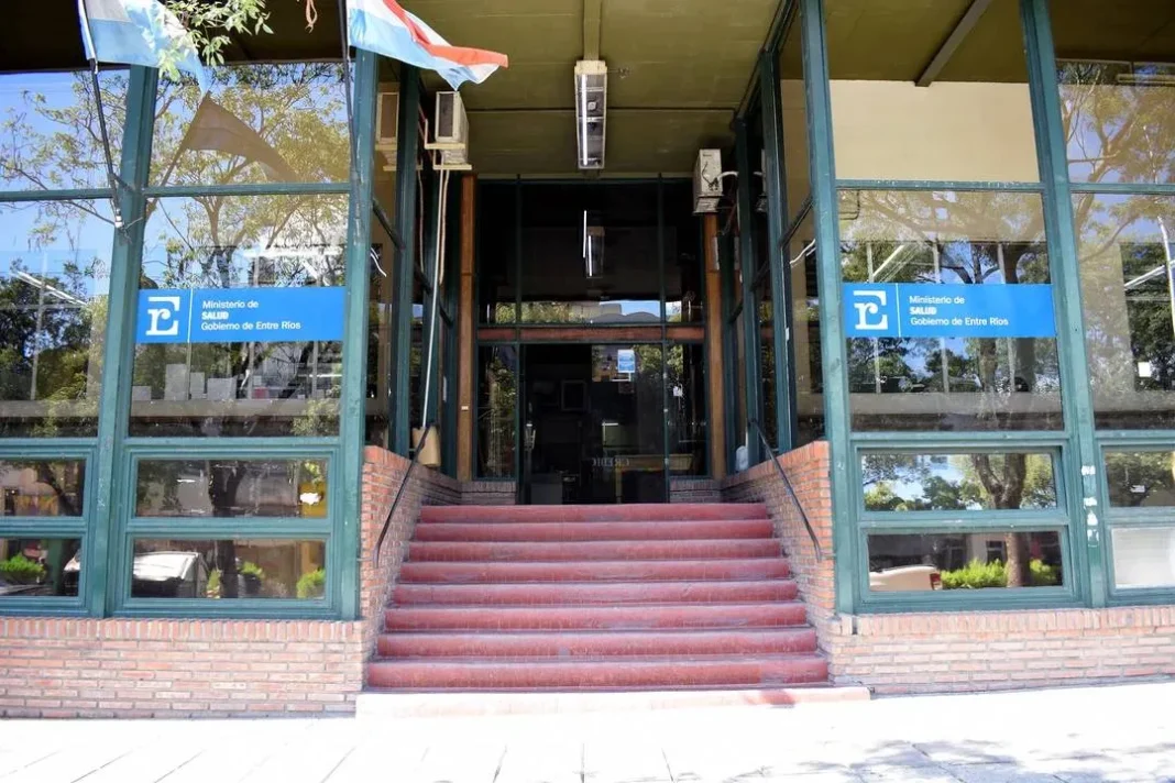 Fachada del Ministerio de Salud de Entre Ríos durante allanamiento por tráfico de fentanilo