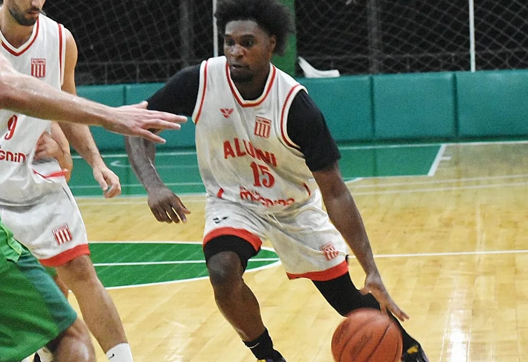 Jugadores de básquet en acción durante un partido de la Superliga Rosarina.