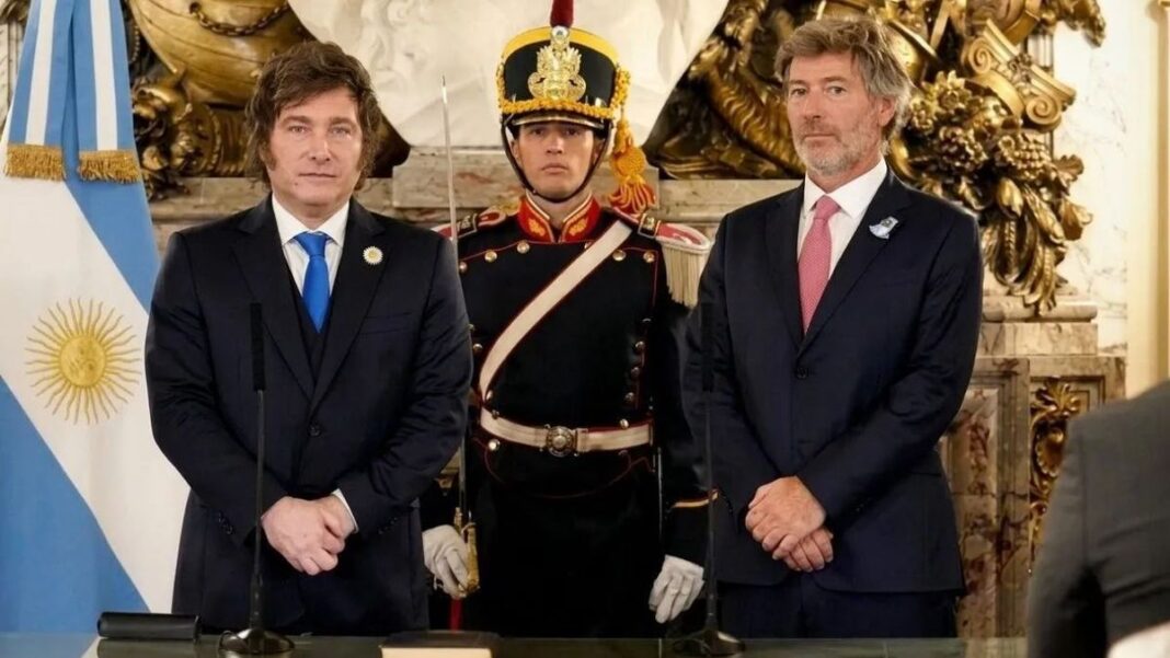 Gobernador Maximiliano Pullaro en reunión de trabajo sobre desarrollo energético.