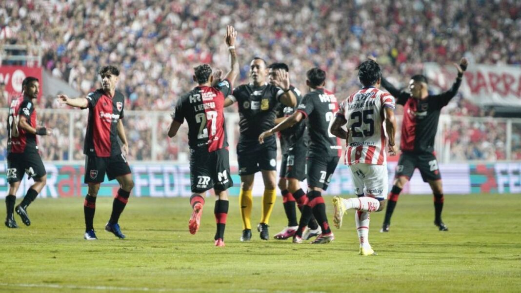Momento de la jugada disputada entre Rodrigo Herrera de Newell's y Lautaro Vargas de Unión dentro del área.