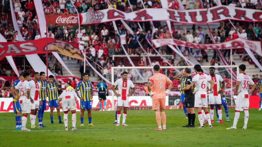 Momento de la jugada revisada por el VAR en el partido Huracán vs Rosario Central.