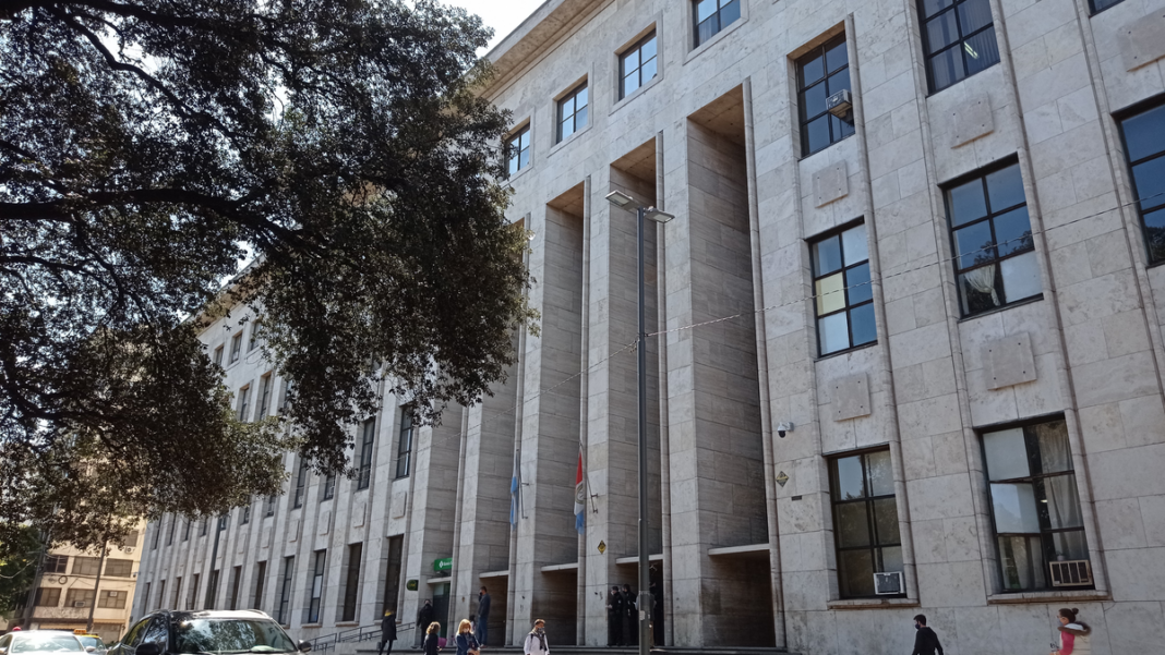 Ilustración conceptual sobre deuda alimentaria y justicia, con elementos gráficos que representan balanza y documentos.