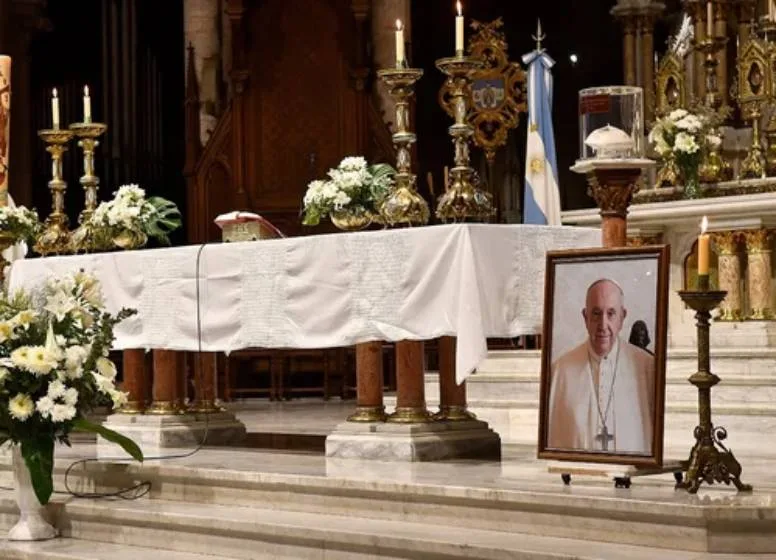 Imagen representativa del Papa Francisco o de una ceremonia religiosa en su memoria.