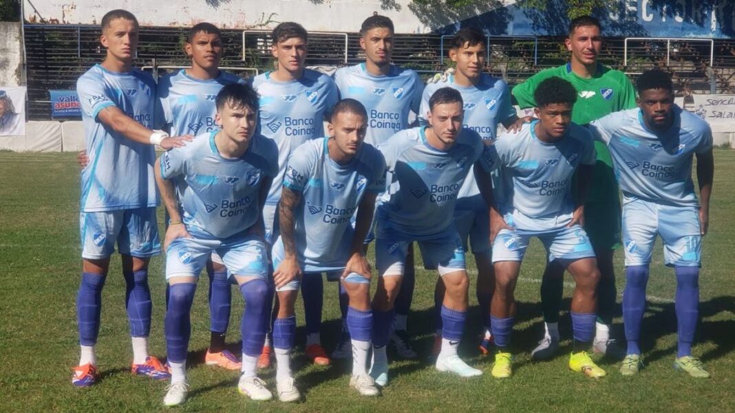 Jugadores de Argentino Juniors y Atlas durante el partido en el estadio José Martín Olaeta.
